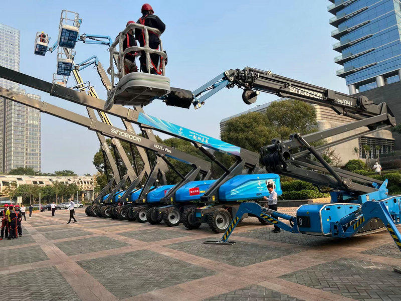 曲臂自行走升降平臺(tái)